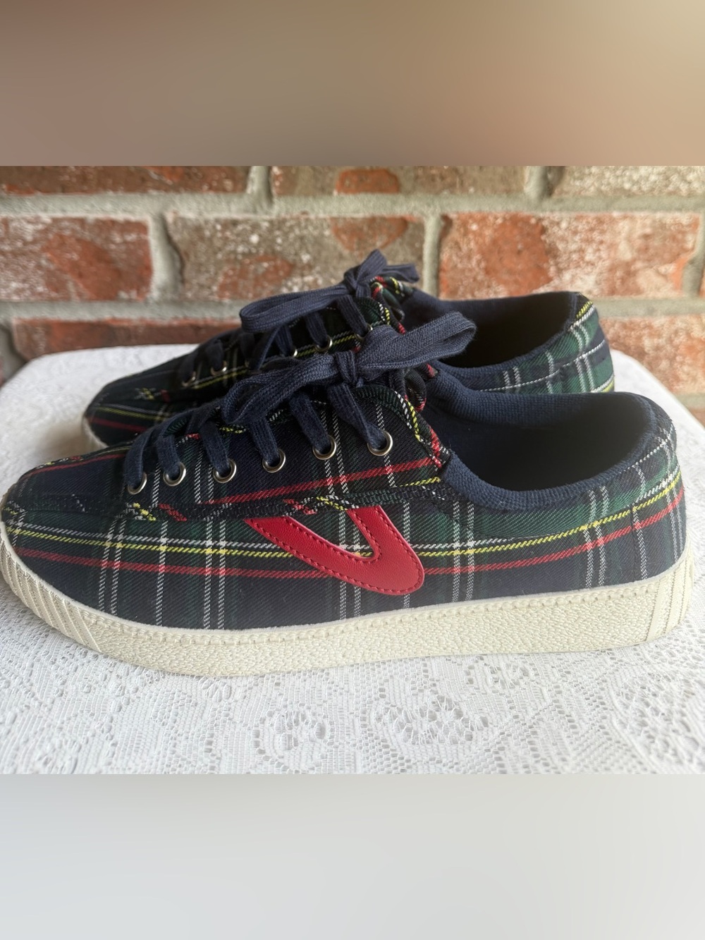 Tretorn Nylite Plus Tartan Plaid
Sneakers in the Royal Stewart Green colorway. - Picture 2 of 7